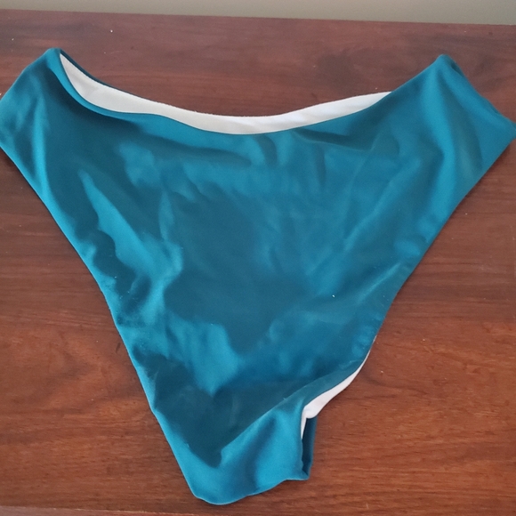 Bikini - Picture 2 of 3